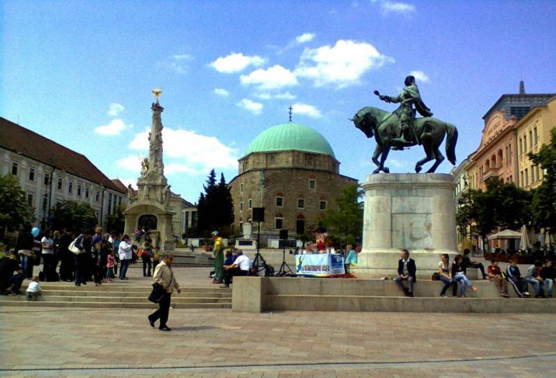 A Széchenyi téren zajlik az élet